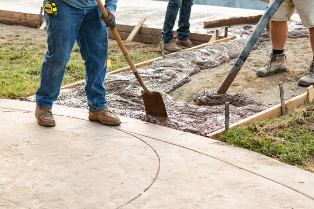 Best Custom Concrete Contractor  in Clintonville, WI